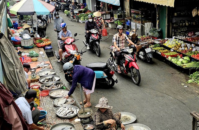 Rising food prices squeeze household budgets in Ho Chi Minh City- Ảnh 1.