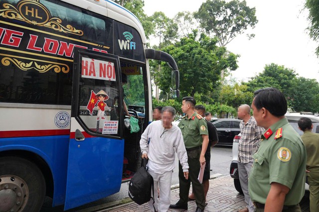 42 Vietnamese citizens deported from US return home, Ho Chi Minh City police provide support - Ảnh 1.