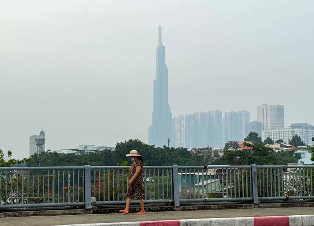 Why has southern Vietnam's sky turned hazy in recent days?- Ảnh 2.
