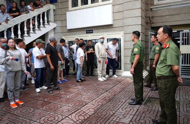 42 Vietnamese citizens deported from US return home, Ho Chi Minh City police provide support - Ảnh 2.