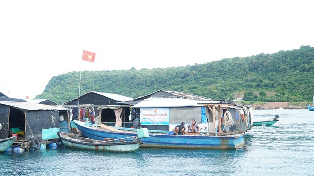Fish get a unique ‘bath’ on Vietnam’s Tho Chu islands- Ảnh 2.
