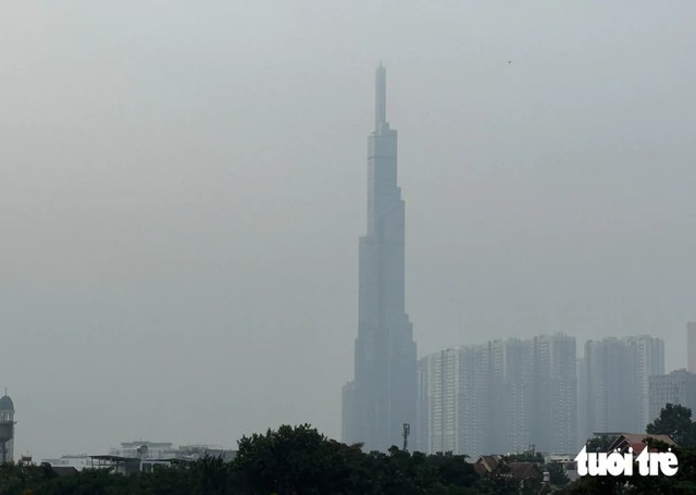 Unusual haze blankets Ho Chi Minh City, but are fires in Indonesia to blame?- Ảnh 1.