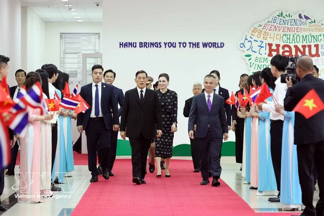 Thai King and Queen visit Hanoi University - Ảnh 1.