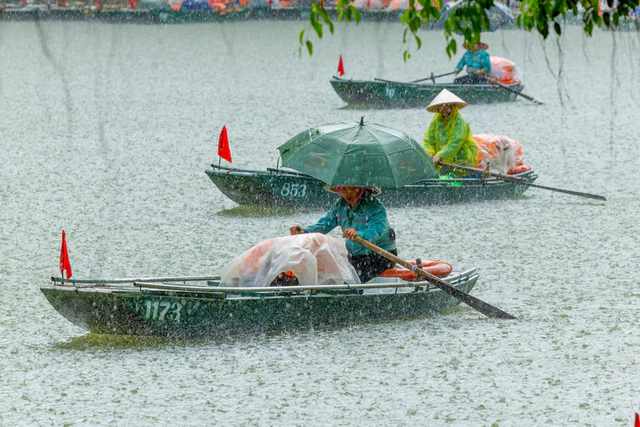Several tourist attractions in Vietnam’s Ninh Binh temporarily suspend services due to heavy rain- Ảnh 1.