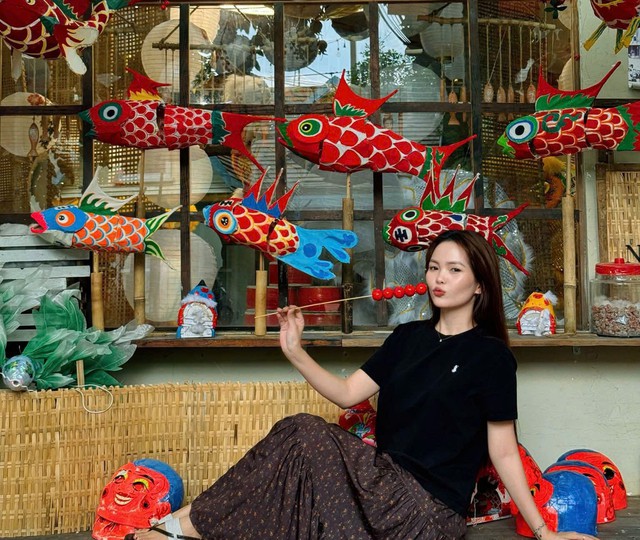 Ho Chi Minh City eateries roll out Mid-Autumn decor, free lanterns for children- Ảnh 4.