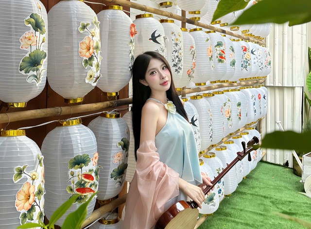 Ho Chi Minh City eateries roll out Mid-Autumn decor, free lanterns for children- Ảnh 6.