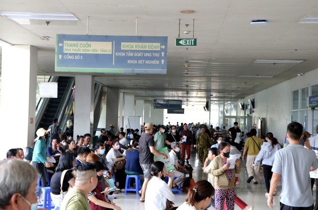 Why do crowds keep flocking to Ho Chi Minh City’s major hospitals?- Ảnh 1.