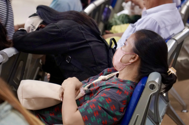 Why do crowds keep flocking to Ho Chi Minh City’s major hospitals?- Ảnh 3.