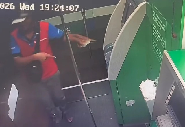French tourists return $770 left at ATM to shipping worker in Vietnam- Ảnh 1.