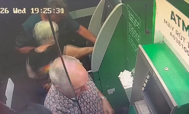 French tourists return $770 left at ATM to shipping worker in Vietnam- Ảnh 2.