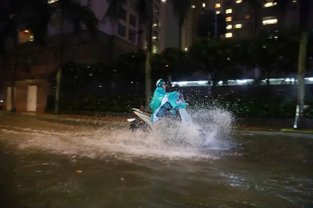 Heavy rain turns streets into torrents, knocks motorcyclists down in Ho Chi Minh City - Ảnh 12.