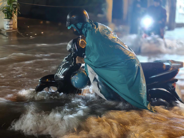 Heavy rain turns streets into torrents, knocks motorcyclists down in Ho Chi Minh City - Ảnh 14.