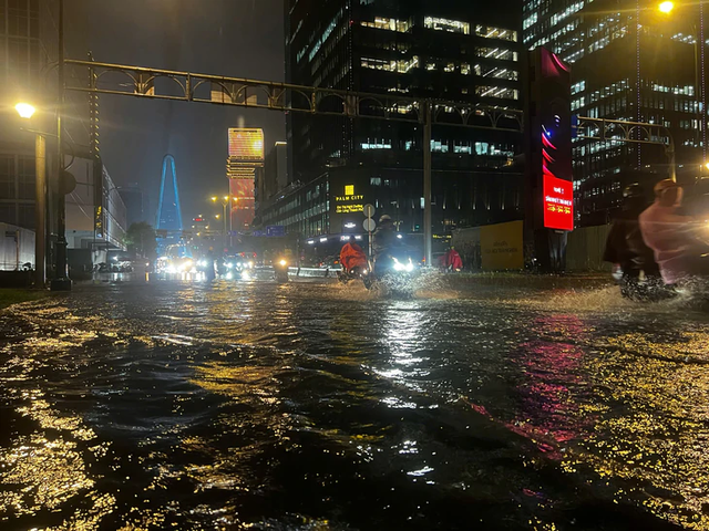 Heavy rain turns streets into torrents, knocks motorcyclists down in Ho Chi Minh City - Ảnh 15.