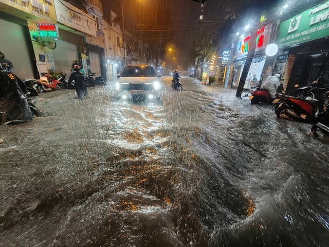 Heavy rain turns streets into torrents, knocks motorcyclists down in Ho Chi Minh City - Ảnh 16.