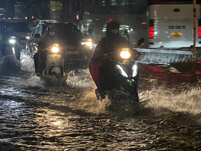Heavy rain turns streets into torrents, knocks motorcyclists down in Ho Chi Minh City - Ảnh 18.