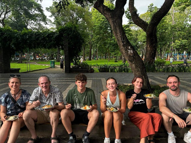 Ho Chi Minh City motorbike food tour named among world’s best - Ảnh 1.