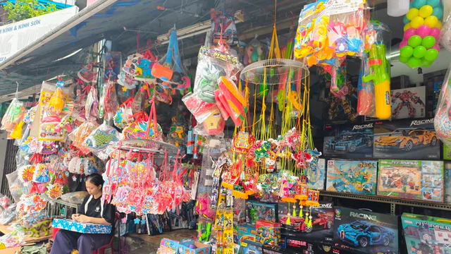 Handmade lanterns still glow in Ho Chi Minh City despite factory-made rivals - Ảnh 3.
