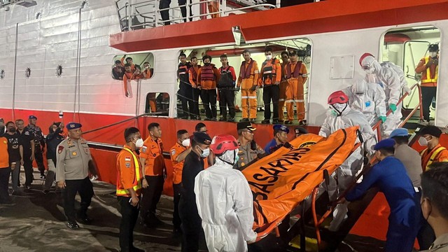 Indonesia rescue agency recovers another victim from capsized ship, authorities say- Ảnh 3.