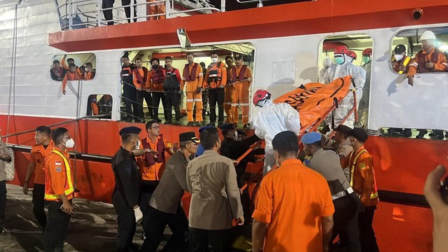 Indonesia rescue agency recovers another victim from capsized ship, authorities say- Ảnh 1.