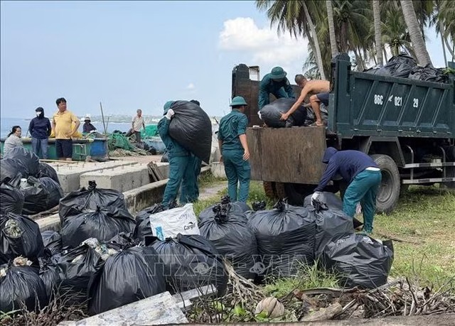Authorities mobilize forces to clean up ocean waste at Mui Ne, Vietnam's popular beach destination - Ảnh 2.