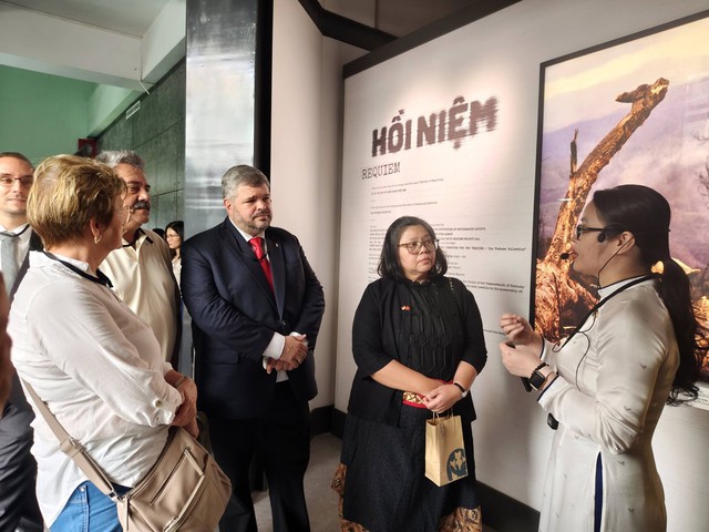 Vietnam War Remnants Museum lets visitors experience life as a war reporter - Ảnh 1.