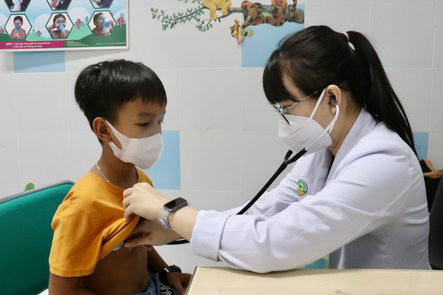 Unusual haze, heavy rain in Ho Chi Minh City put children at greater risk of illness- Ảnh 1.