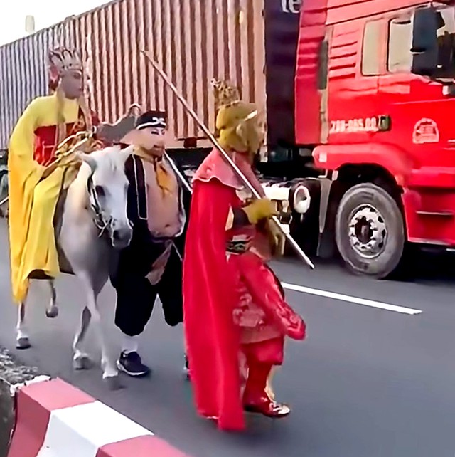 Police probe viral clip of ‘Journey to the West’ cosplayers riding horse on Ho Chi Minh City street- Ảnh 2.