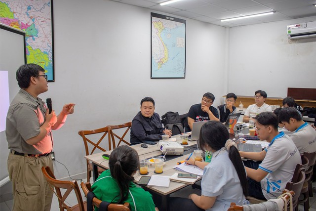 Young Vietnamese step away from screens to reconnect in real life - Ảnh 3.