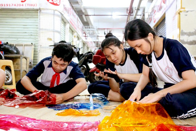 Lanterns, masks and mooncakes: children celebrate Vietnam’s Mid-Autumn Festival - Ảnh 1.