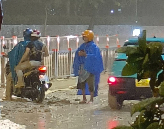 Mud spill shuts down part of major Ho Chi Minh City street, sends motorcyclists skidding - Ảnh 1.