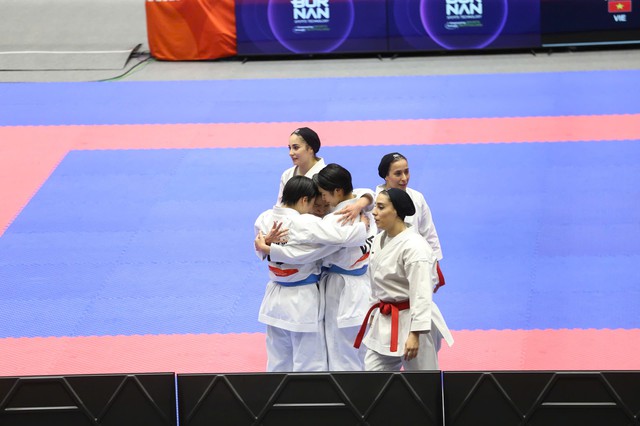 Three karatekas claim Vietnam’s first gold at ASIAD 20 - Ảnh 4.