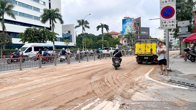 Mud spill shuts down part of major Ho Chi Minh City street, sends motorcyclists skidding - Ảnh 4.