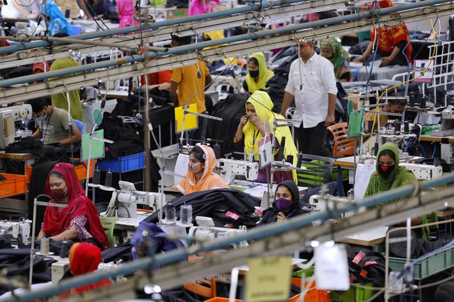 How a Bangladeshi garment-maker is fighting the Middle East energy crunch - Ảnh 1.