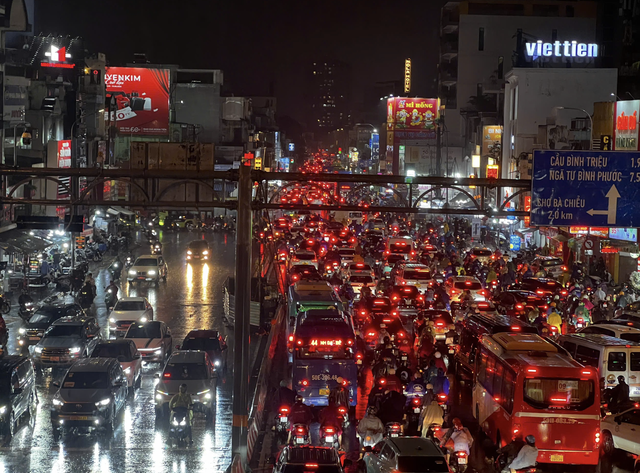 Downpours during rush hour causes severe flooding, traffic jams in Ho Chi Minh City - Ảnh 1.