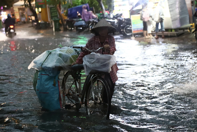 Downpours during rush hour causes severe flooding, traffic jams in Ho Chi Minh City - Ảnh 5.