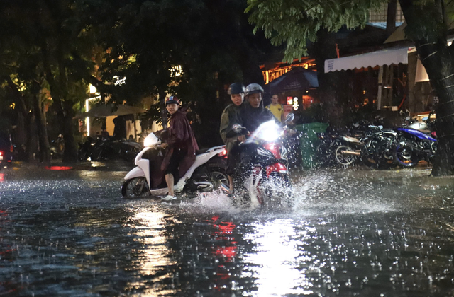 Downpours during rush hour causes severe flooding, traffic jams in Ho Chi Minh City - Ảnh 6.