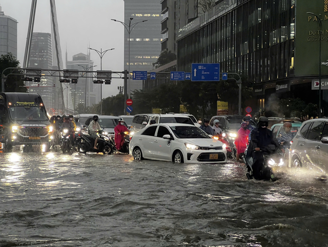 Downpours during rush hour causes severe flooding, traffic jams in Ho Chi Minh City - Ảnh 15.