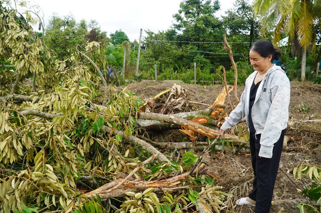In Vietnam, woman fells over 100 durian trees to help recover fallen soldiers' remains - Ảnh 2.