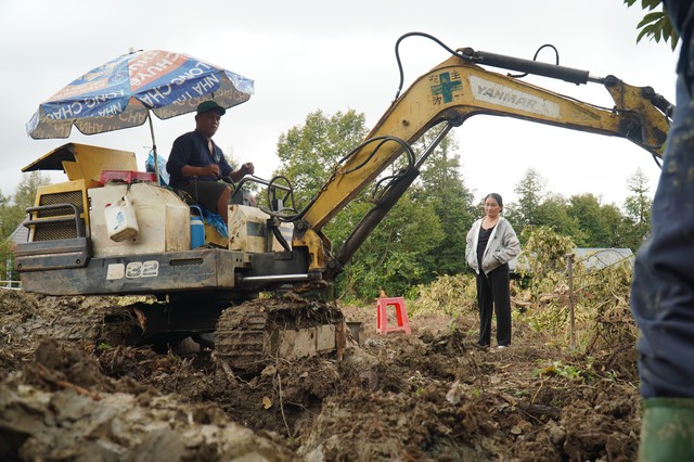 In Vietnam, woman fells over 100 durian trees to help recover fallen soldiers' remains - Ảnh 3.