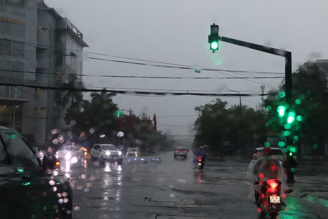Heavy rain, hill cracks prompt evacuation of 40 households in Da Nang- Ảnh 2.