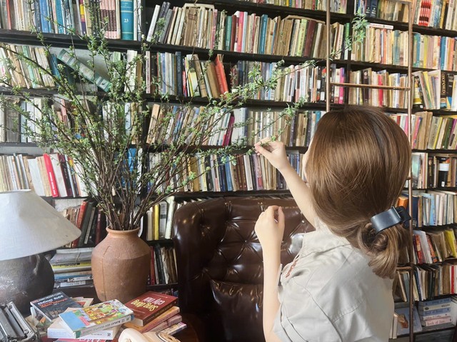 Giant 'library' with no books in Ho Chi Minh City sparks debate - Ảnh 4.