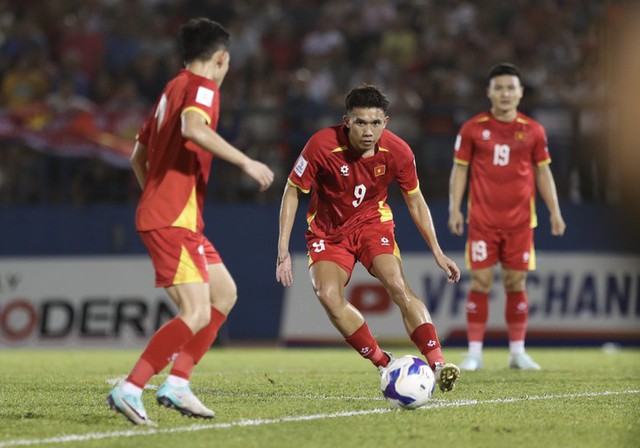 Quang Hai absence leaves major gap in Vietnam’s football team ahead of FIFA ASEAN Cup - Ảnh 2.