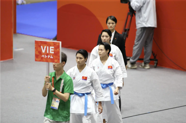 Three karatekas claim Vietnam’s first gold at ASIAD 20 - Ảnh 2.