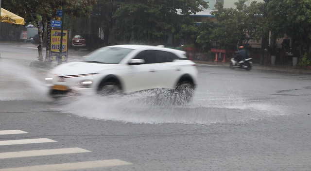 Heavy rain, hill cracks prompt evacuation of 40 households in Da Nang- Ảnh 1.