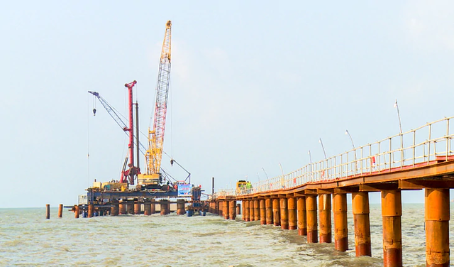 Vietnam’s longest sea-crossing bridge takes shape- Ảnh 2.