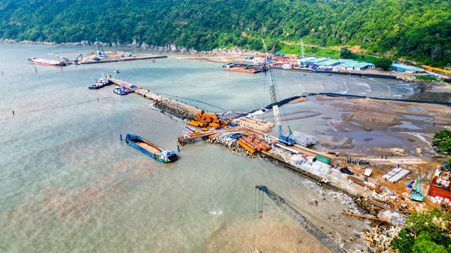 Vietnam’s longest sea-crossing bridge takes shape- Ảnh 5.