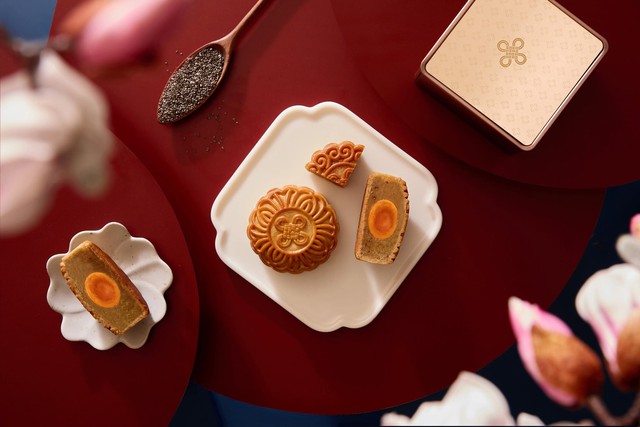 Million-dong luxury mooncakes fly off shelves without shoppers hitting the streets- Ảnh 1.