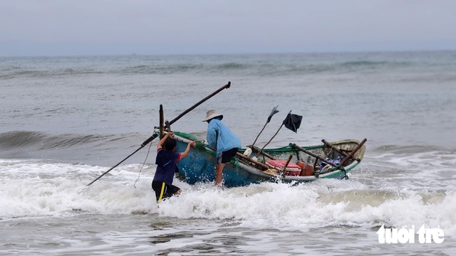 What is 'chasing squid' that earns Vietnamese fishermen millions of dong a day?- Ảnh 1.