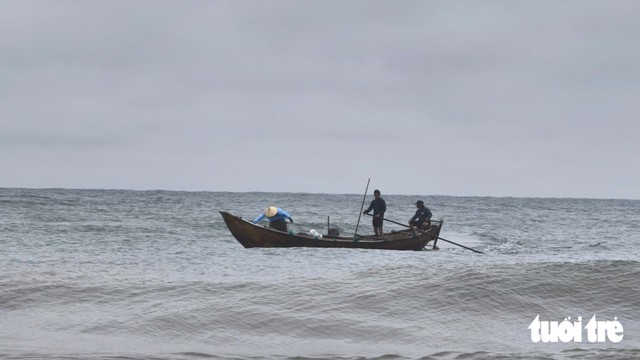 What is 'chasing squid' that earns Vietnamese fishermen millions of dong a day?- Ảnh 2.