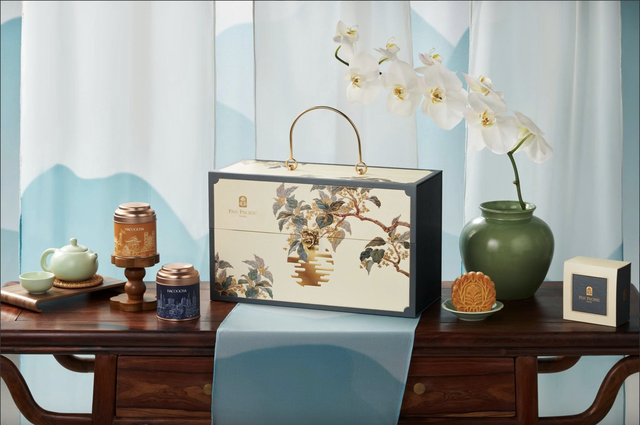 Million-dong luxury mooncakes fly off shelves without shoppers hitting the streets- Ảnh 3.
